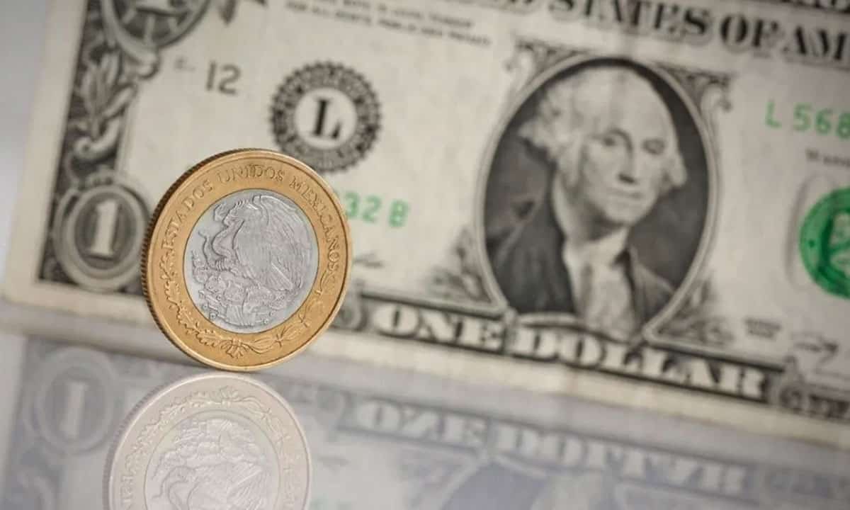Billete de un dólar y una moneda de 10 pesos enfrente
