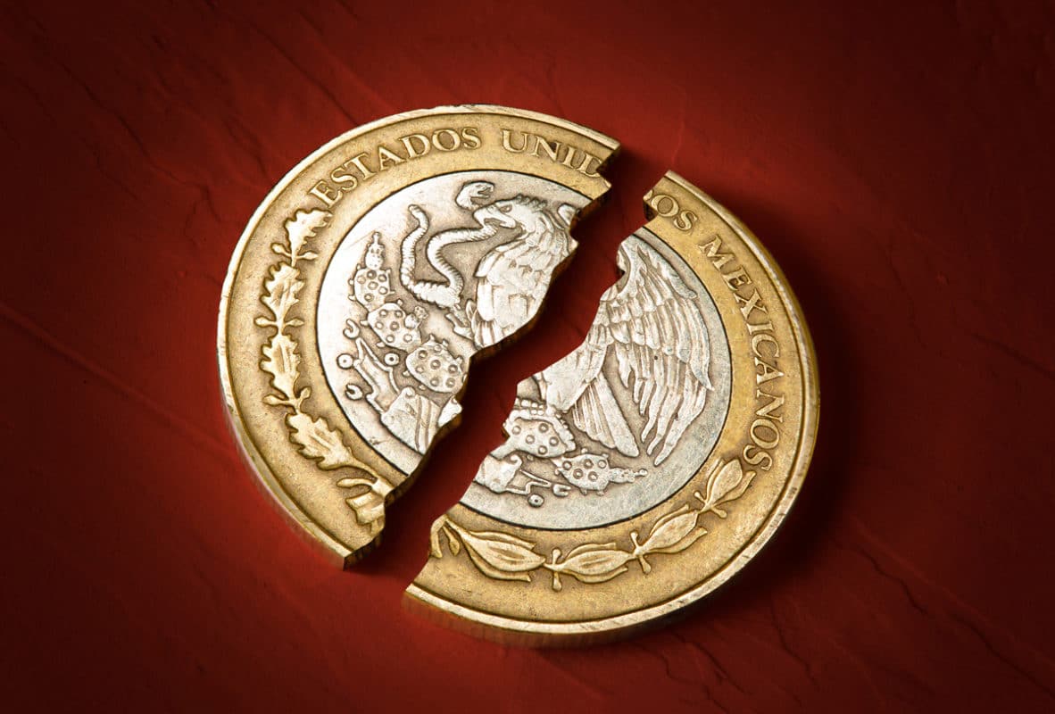 Moneda mexicana partida por la mitad