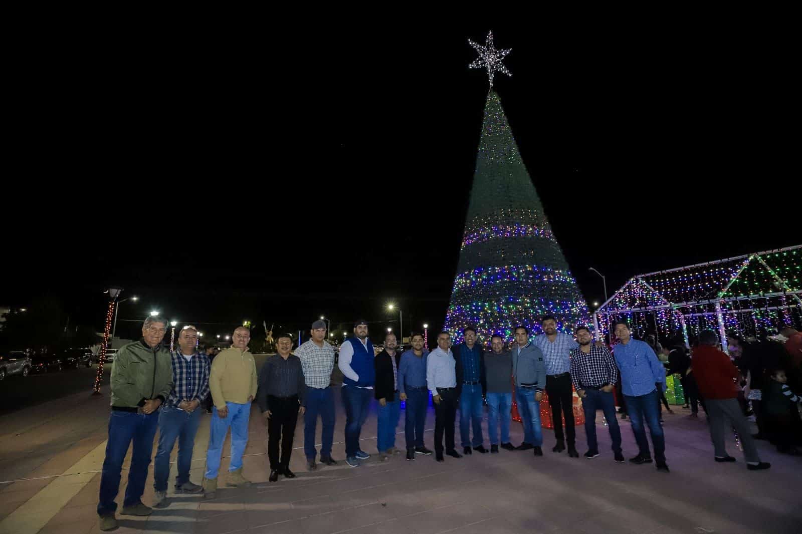 Encienden tercer pino como parador fotográfico en Guasave
