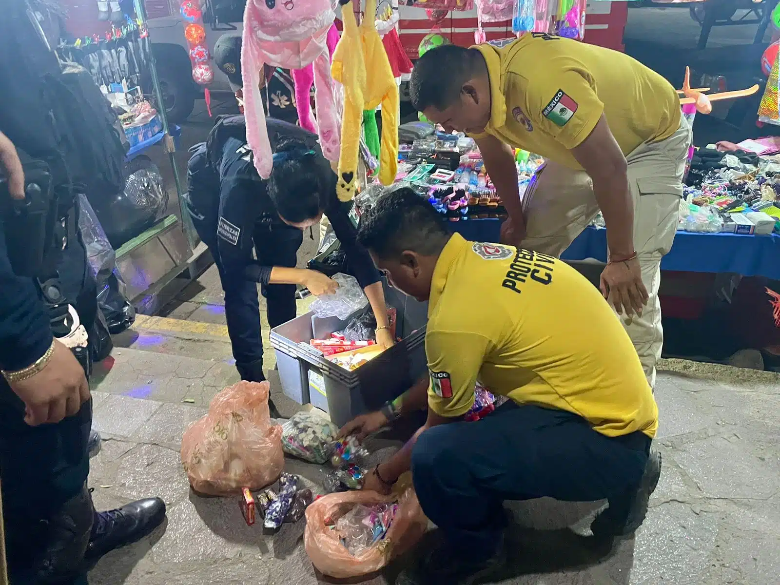 Aseguraron 15 kilogramos de cohetes en un puesto semifijo, en Escuinapa.