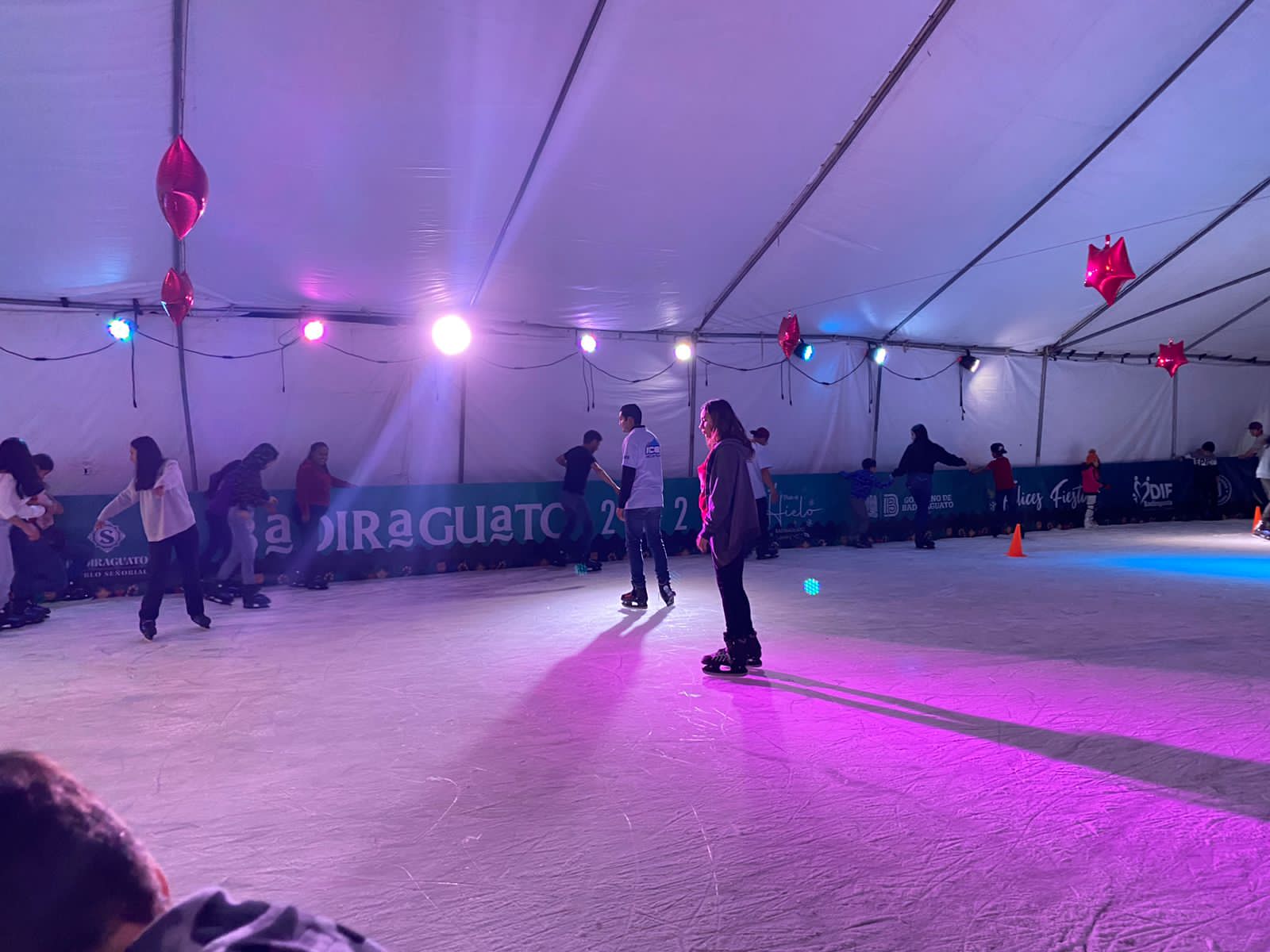 Personas en la pista de hielo en Badiraguato