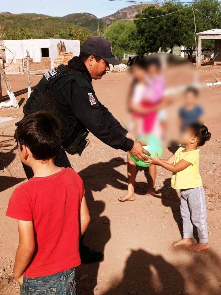 Policías entregando juguetes a niños