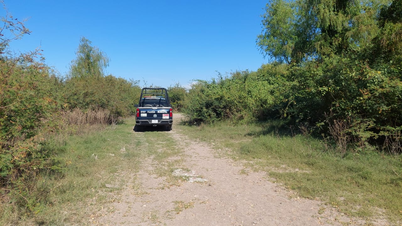 Policía Municipal en el lugar donde encontraron el cuerpo de un hombre en descomposición y flotando