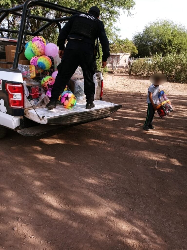 Policías entregando juguetes a niños