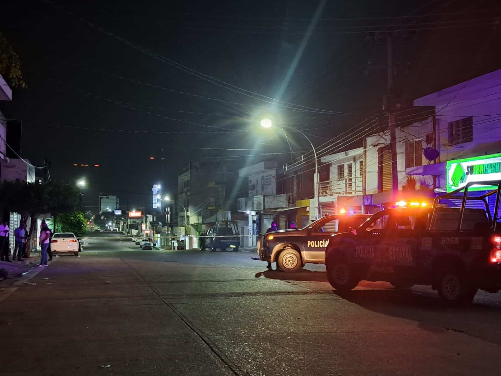 Camionetas de la Policía Estatal estacionadas en el Centro de Culiacán