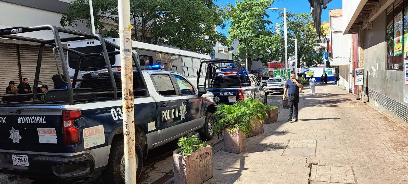 Camioneta estacionada de la Policía Municipal de Culiacán