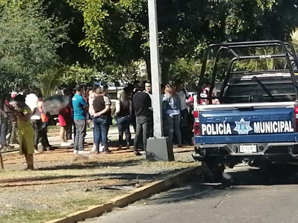 Camioneta de la Policía Municipal de Mazatlán estacionada en un accidente en Mazatlán