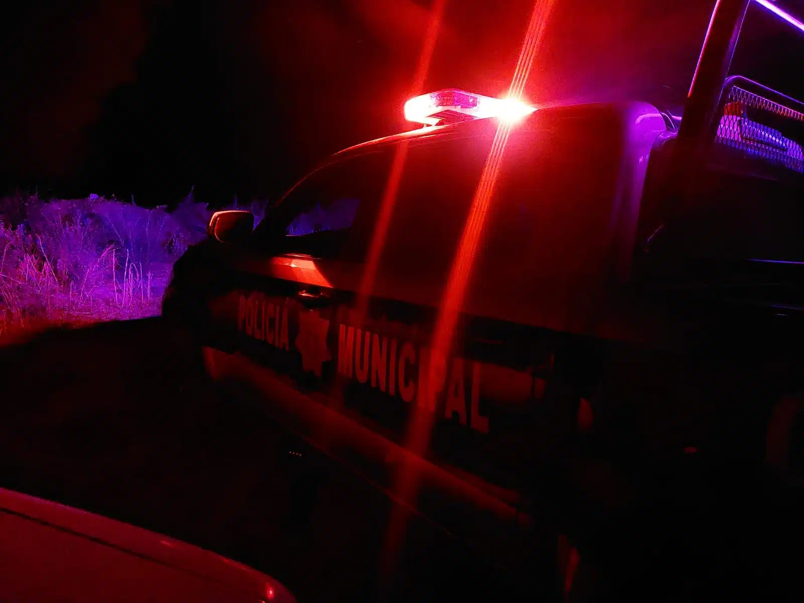 Camioneta de la Policía Municipal con las luces encendidas