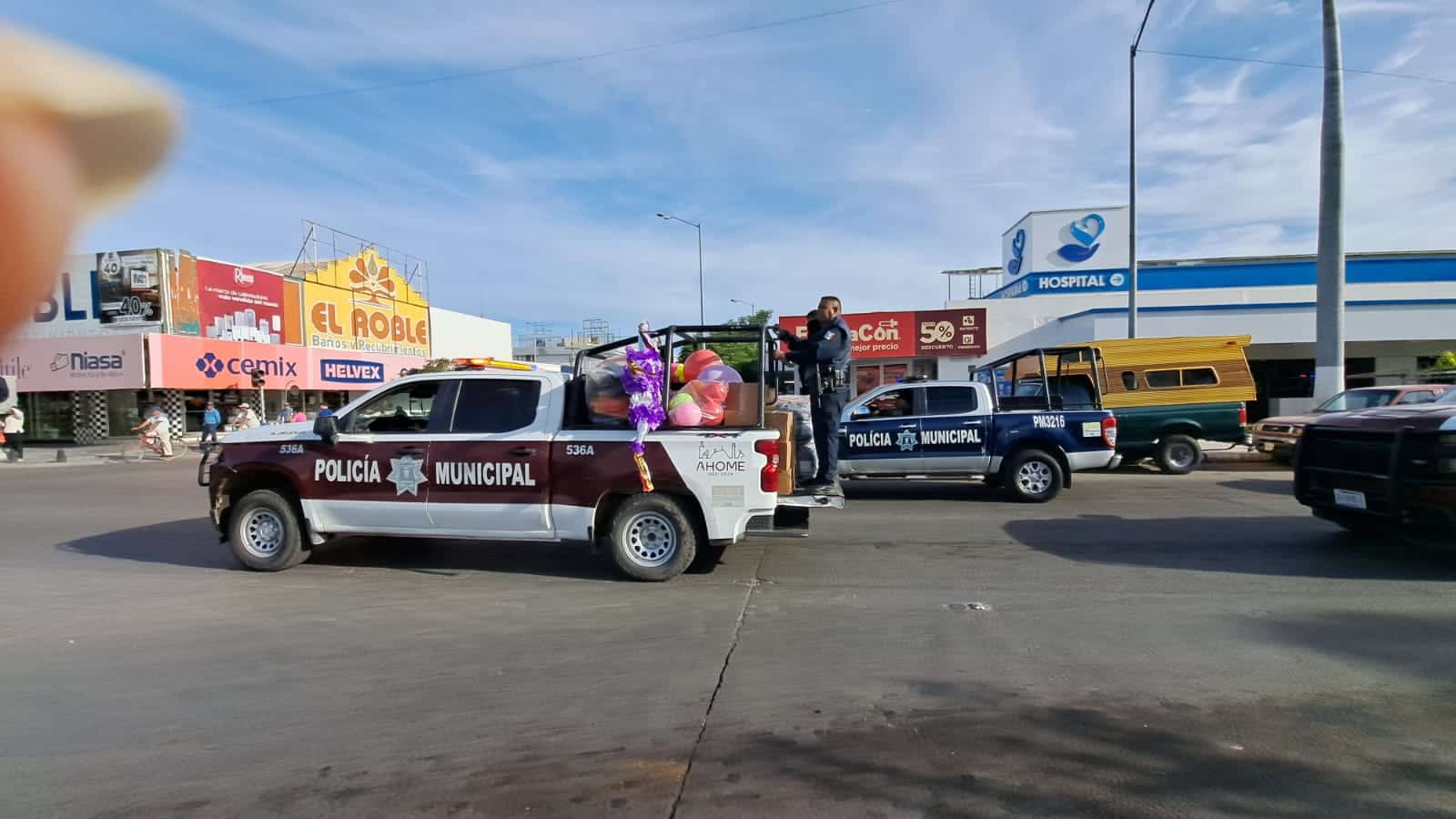 Juguetes arriba de la patrulla de Ahome