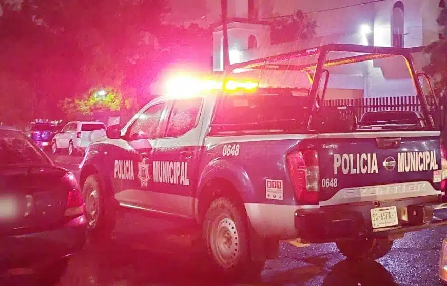 Camioneta estacionada de la Policía Municipal de Guasave
