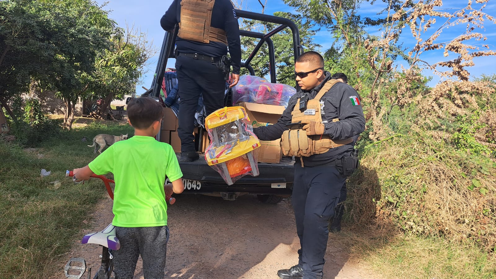 Policía da juguetes a niño en Guasave