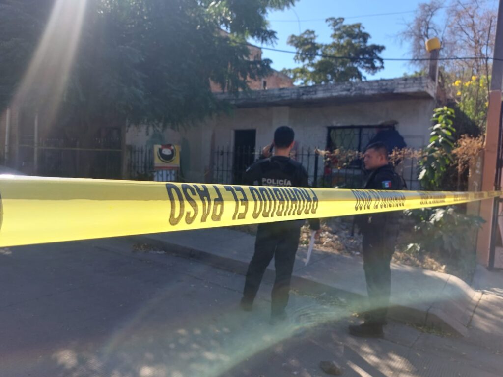 Policías acuden al reporte del hallazgo de un cuerpo carbonizado en la colonia Díaz Ordaz de Culiacán