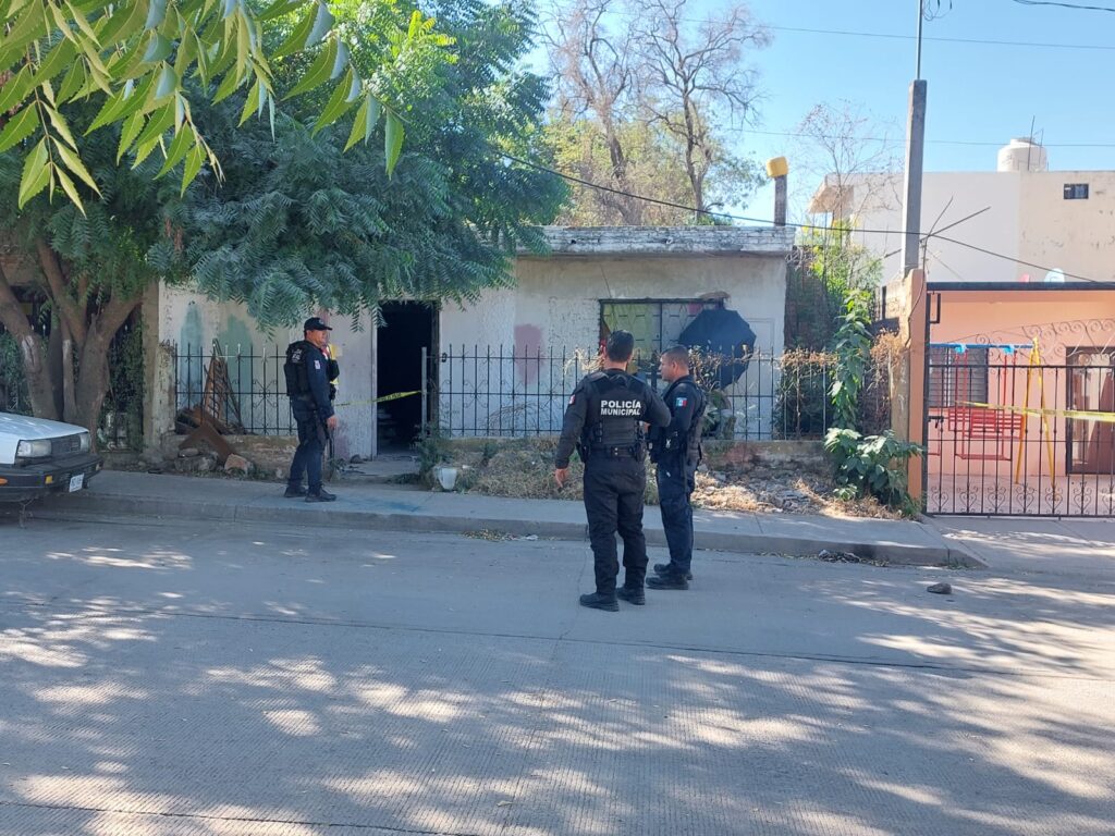 Policías municipales resguardan casa abandonada en la colonia Díaz Ordaz en Culiacán