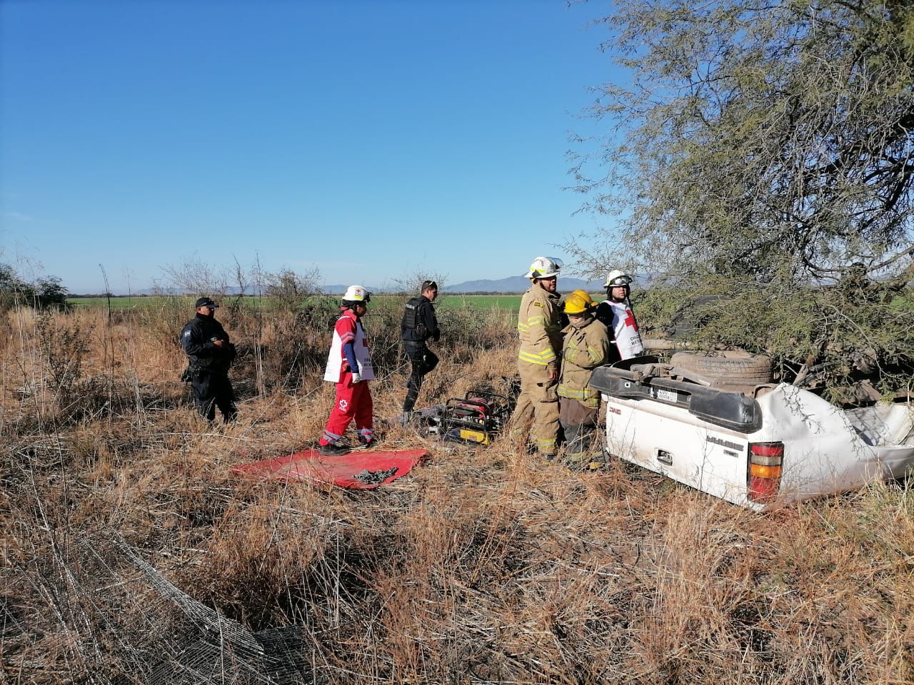 Policías, paramédicos y bomberos en el lugar del accidente