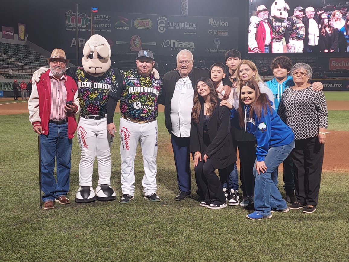 Algodoneros de Guasave reconoce trayectoria de Poly Figueroa en crónica deportiva