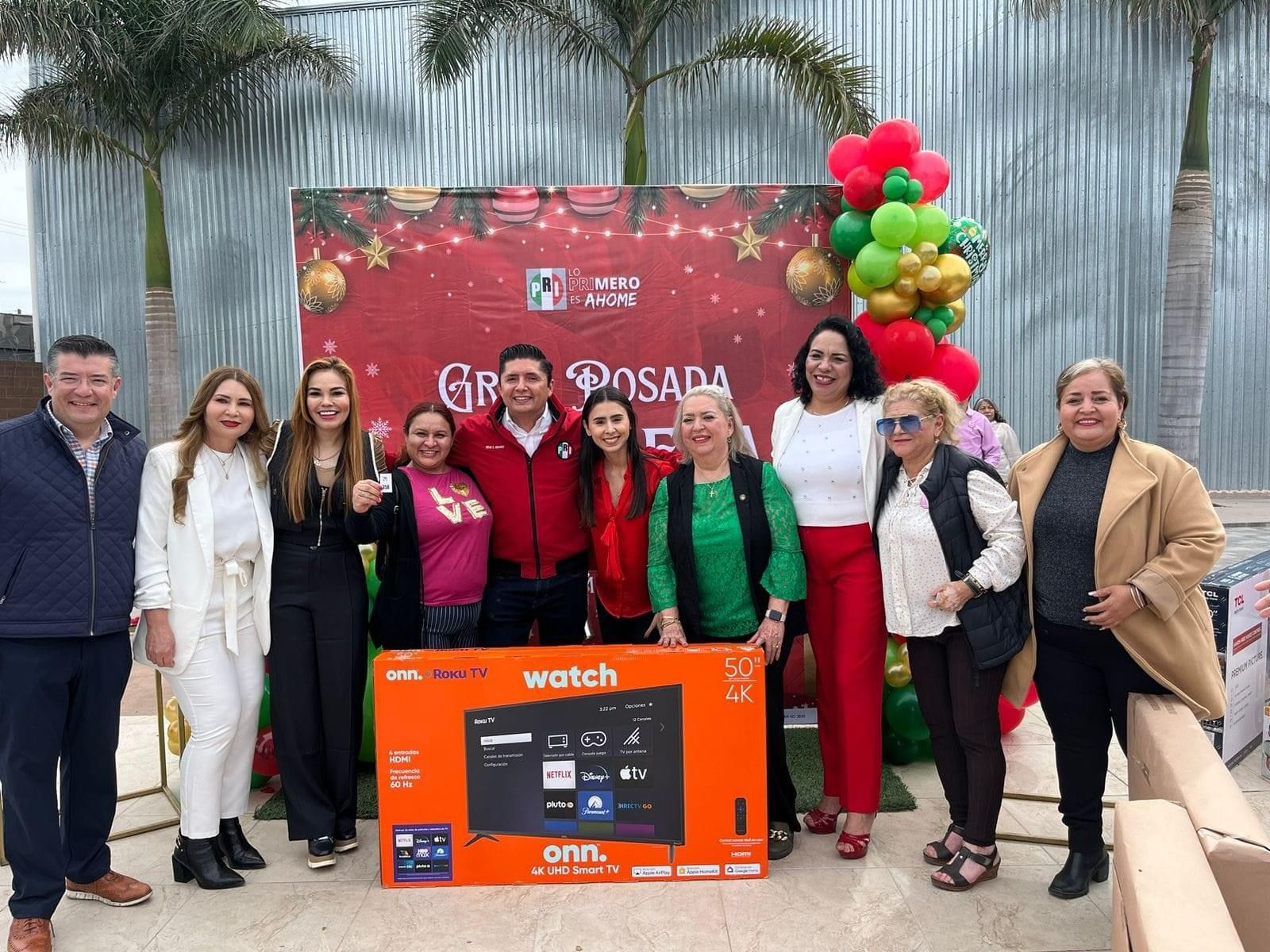 Militantes y dirigentes del PRI en su tradicional posada navideña