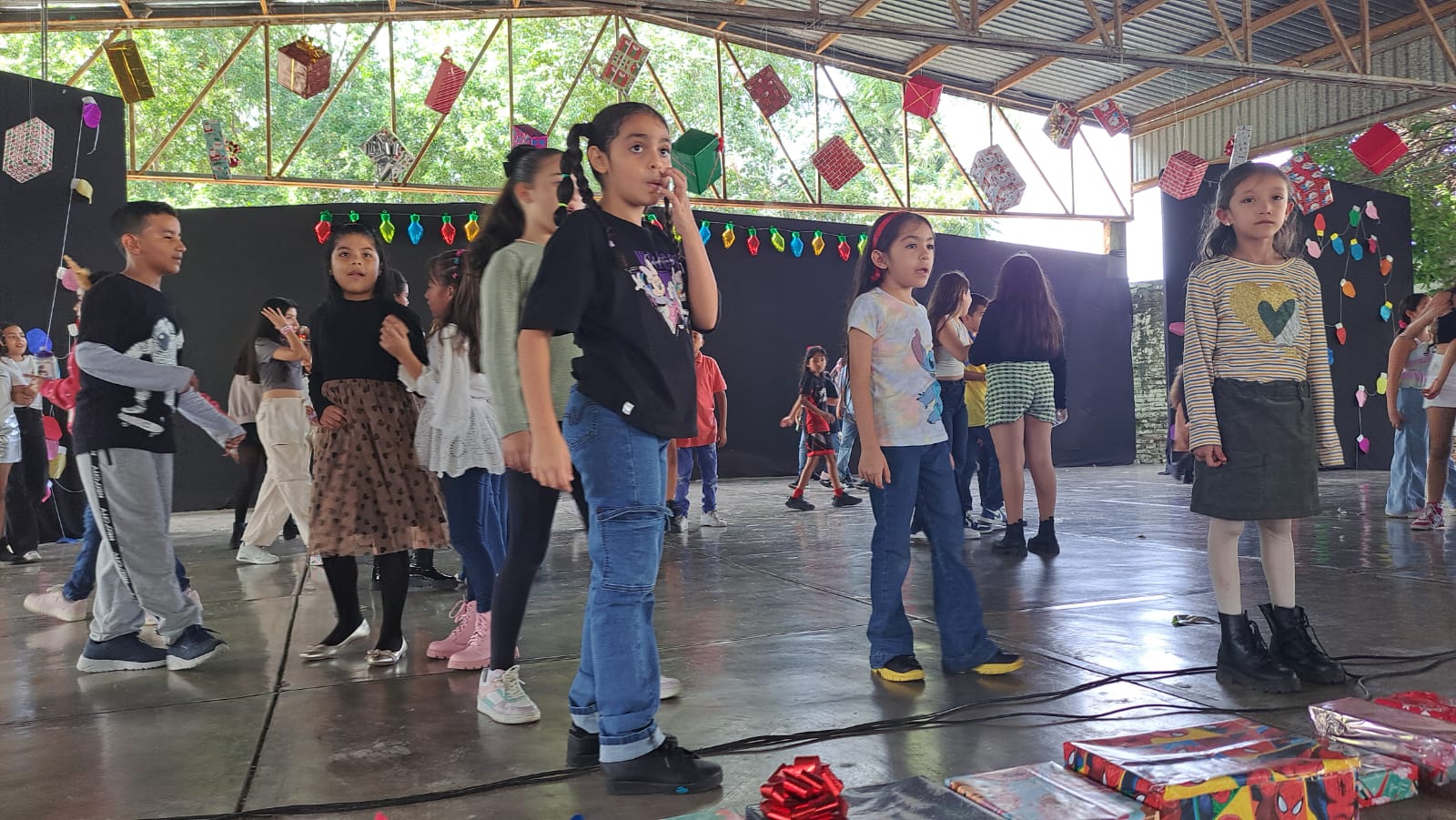 Alumnos y maestros disfrutaron de sus posadas con temáticas del cine infantil y villas navideñas.