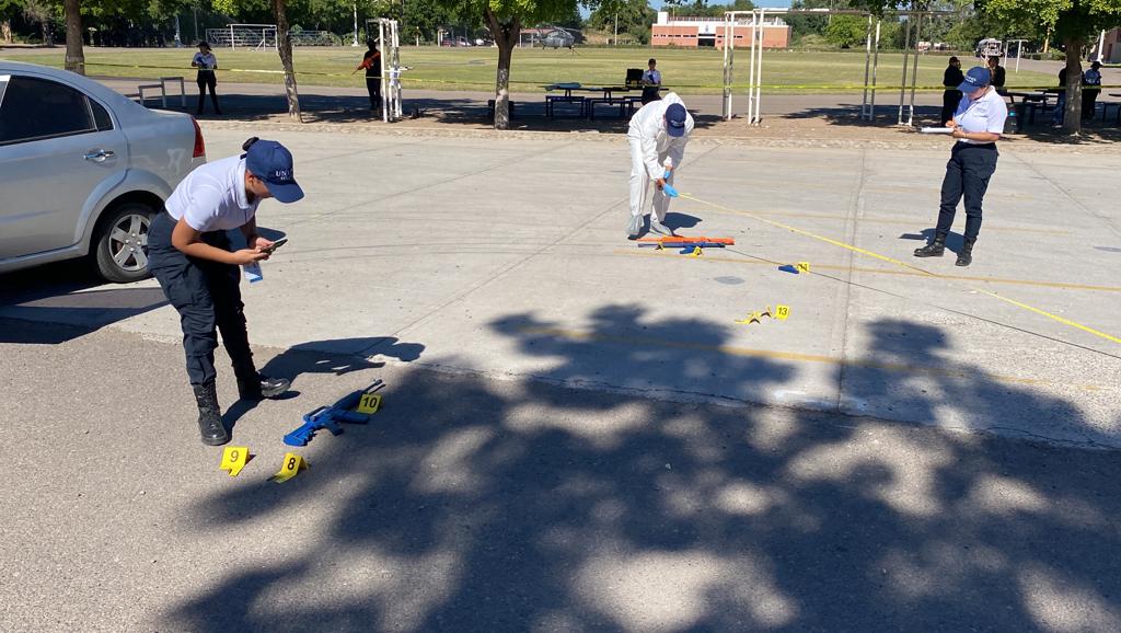 Practican cadetes de la Unipol previo al cierre de actividades