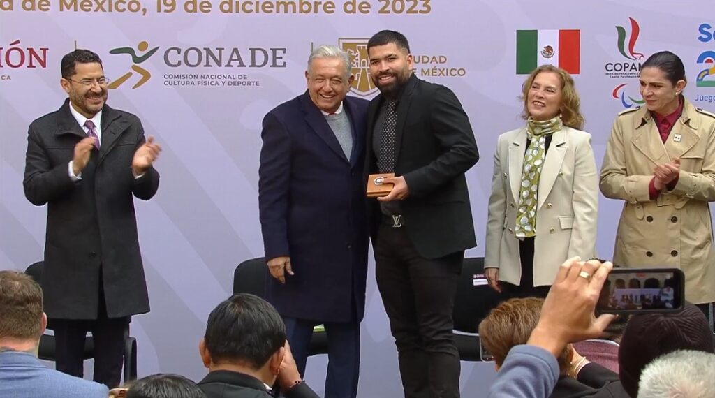 Andrés Manuel López Obrador, presidente de México, entre el galardón del Premio Nacional del Deporte a la selección de beisbol que representó a México en el pasado Clásico Mundial