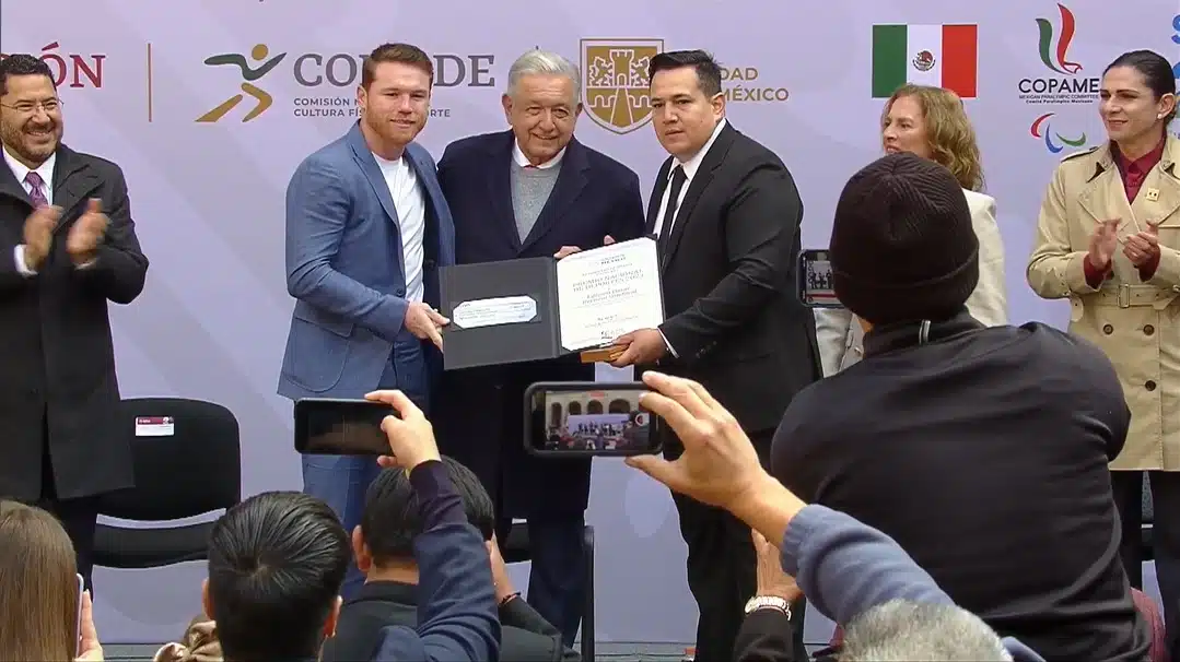 Andrés Manuel López Obrador, presidente de México, entre el galardón del Premio Nacional del Deporte a 