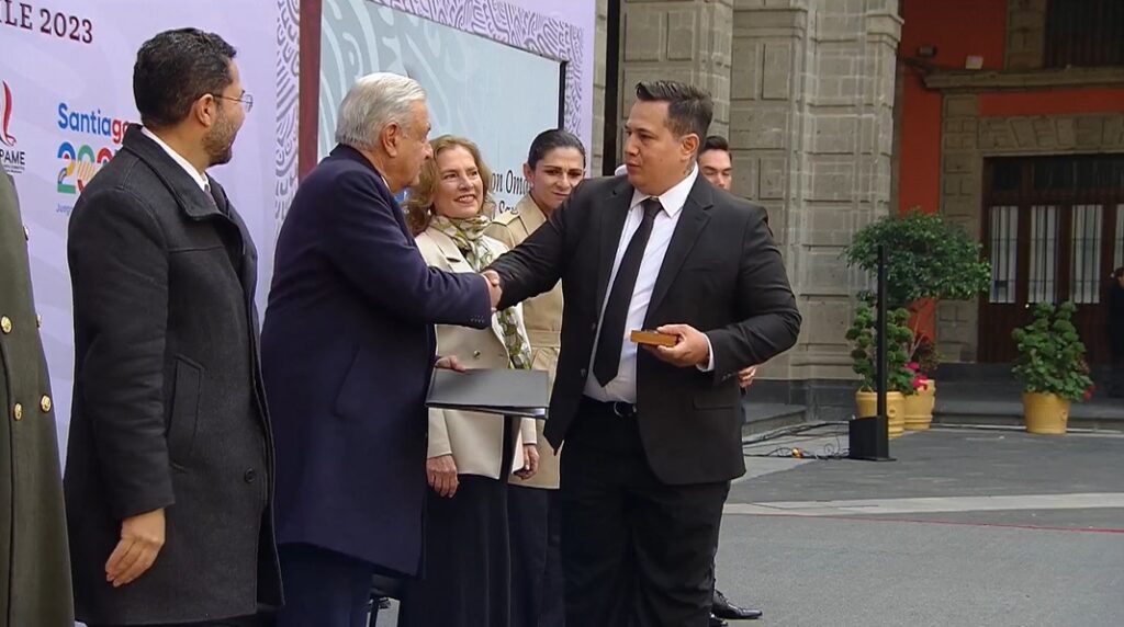 Andrés Manuel López Obrador, presidente de México, entre el galardón del Premio Nacional del Deporte a "Eddy" Reynoso