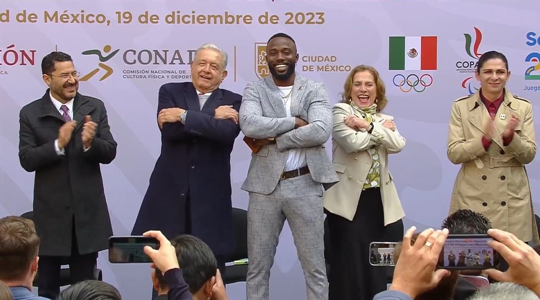 Andrés Manuel López Obrador, presidente de México, entre el galardón del Premio Nacional del Deporte a Randy Arozarena