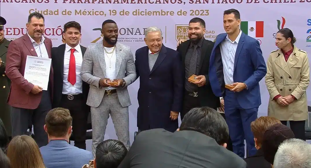Andrés Manuel López Obrador, presidente de México, entre el galardón del Premio Nacional del Deporte a