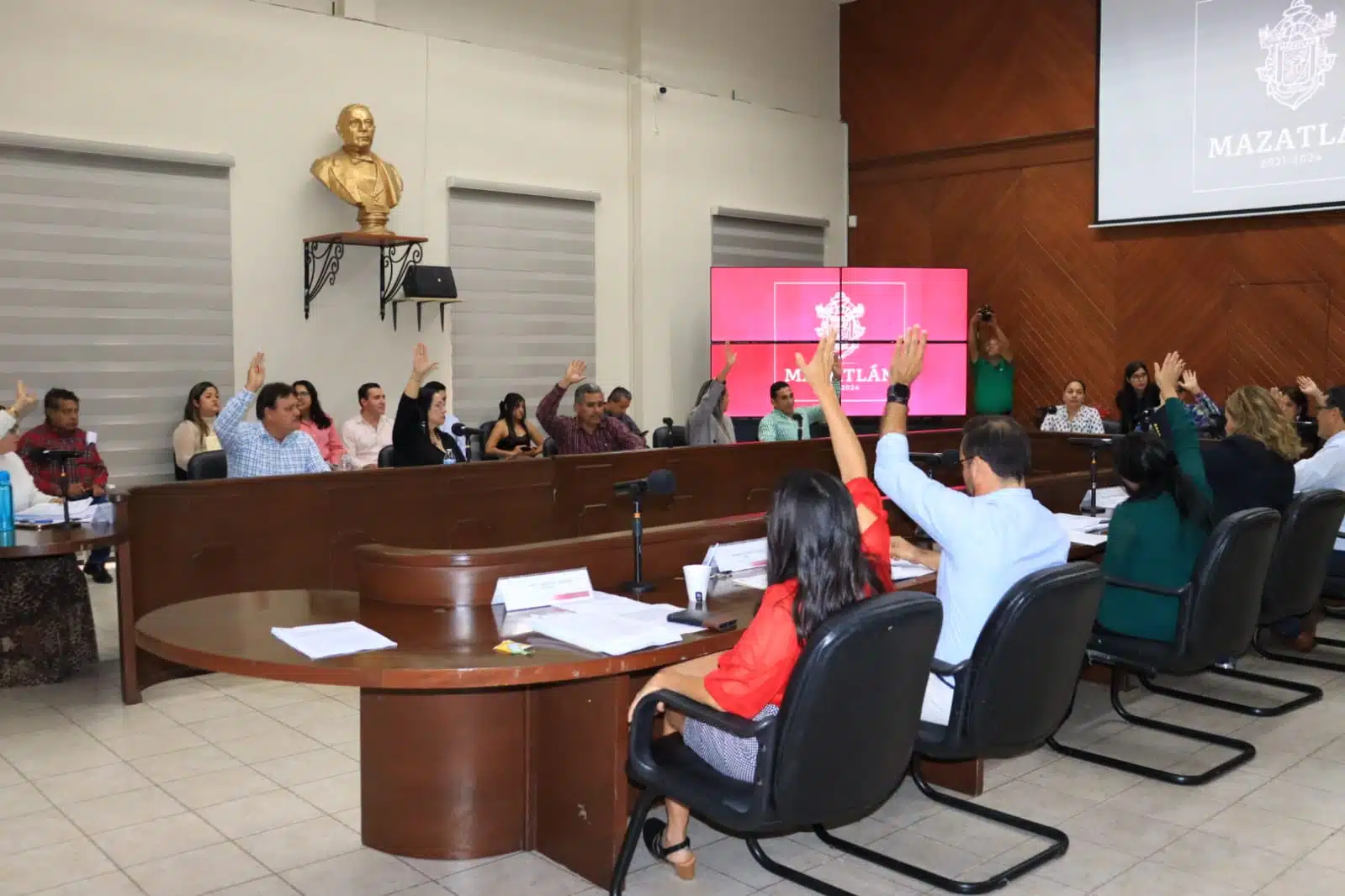 El Cabildo de Mazatlán aprobó el dictamen para otorgar el Premio al Mérito Juvenil Mazatlán 2023.
