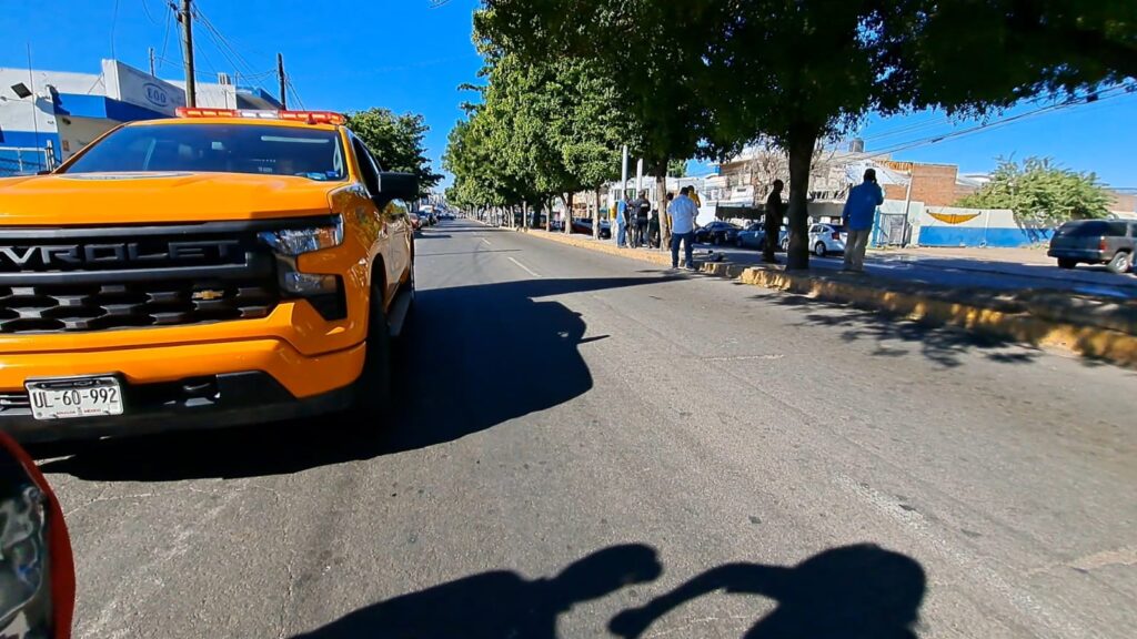 Camioneta de Protección Civil en el centro de Culiacán en donde hubo una fuga de gas LP