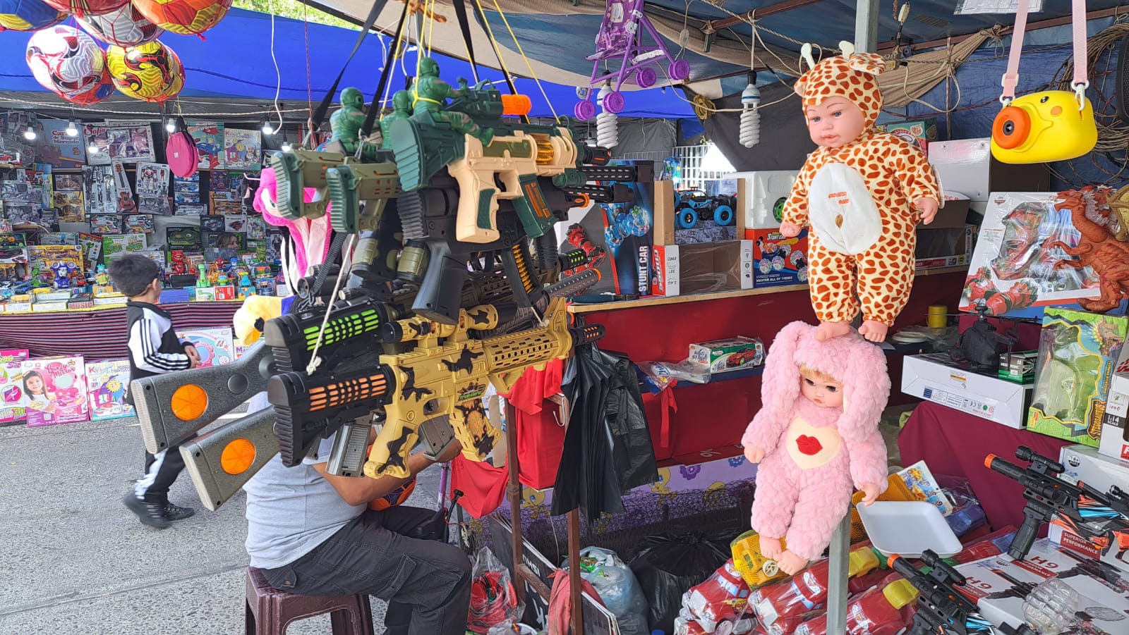 Puestos de juguetes en la verbena tradicional de Guasave