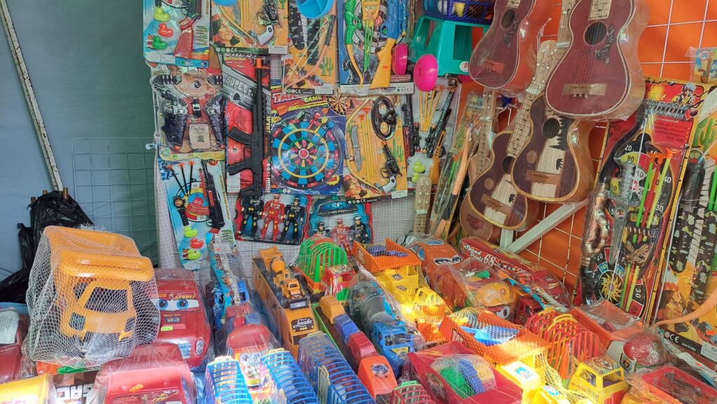 Puestos de juguetes en la verbena tradicional de Guasave