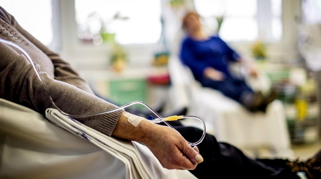 Persona tomando quimioterapias contra el cáncer