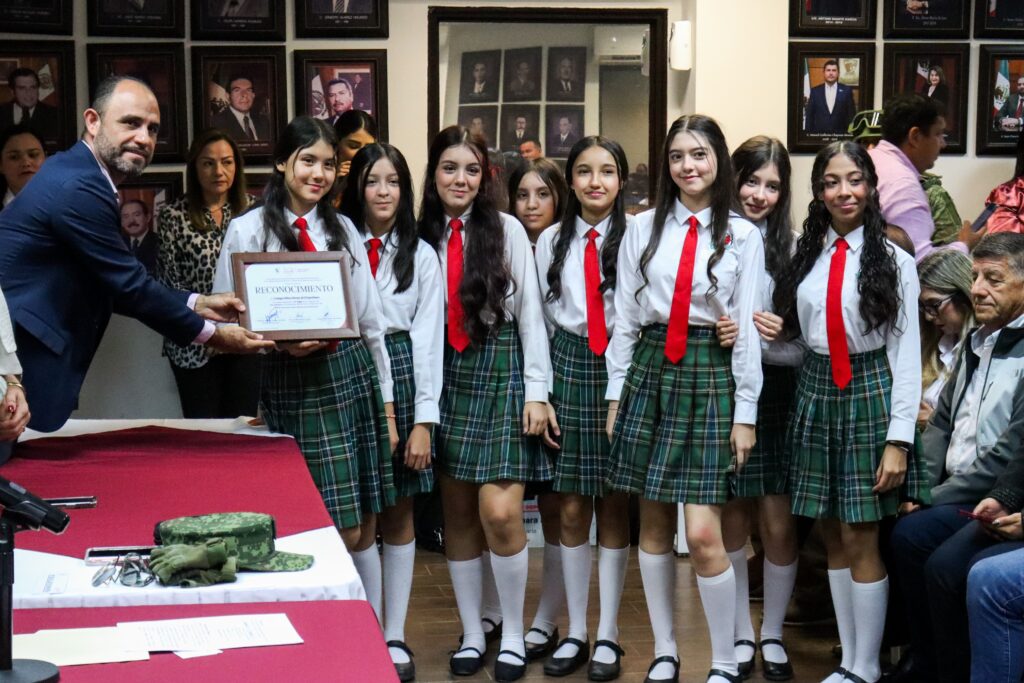 Premian a escuelas de Ahome por su participación en el desfile del 20 de Noviembre.