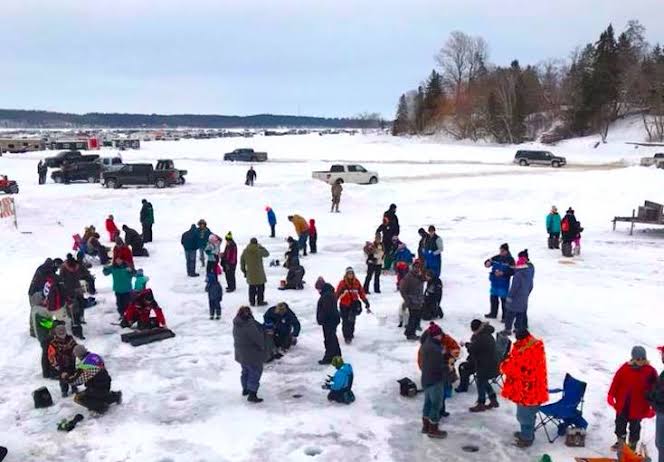 Rescatan a 100 pescadores varados en bloque de hielo en Minnesota