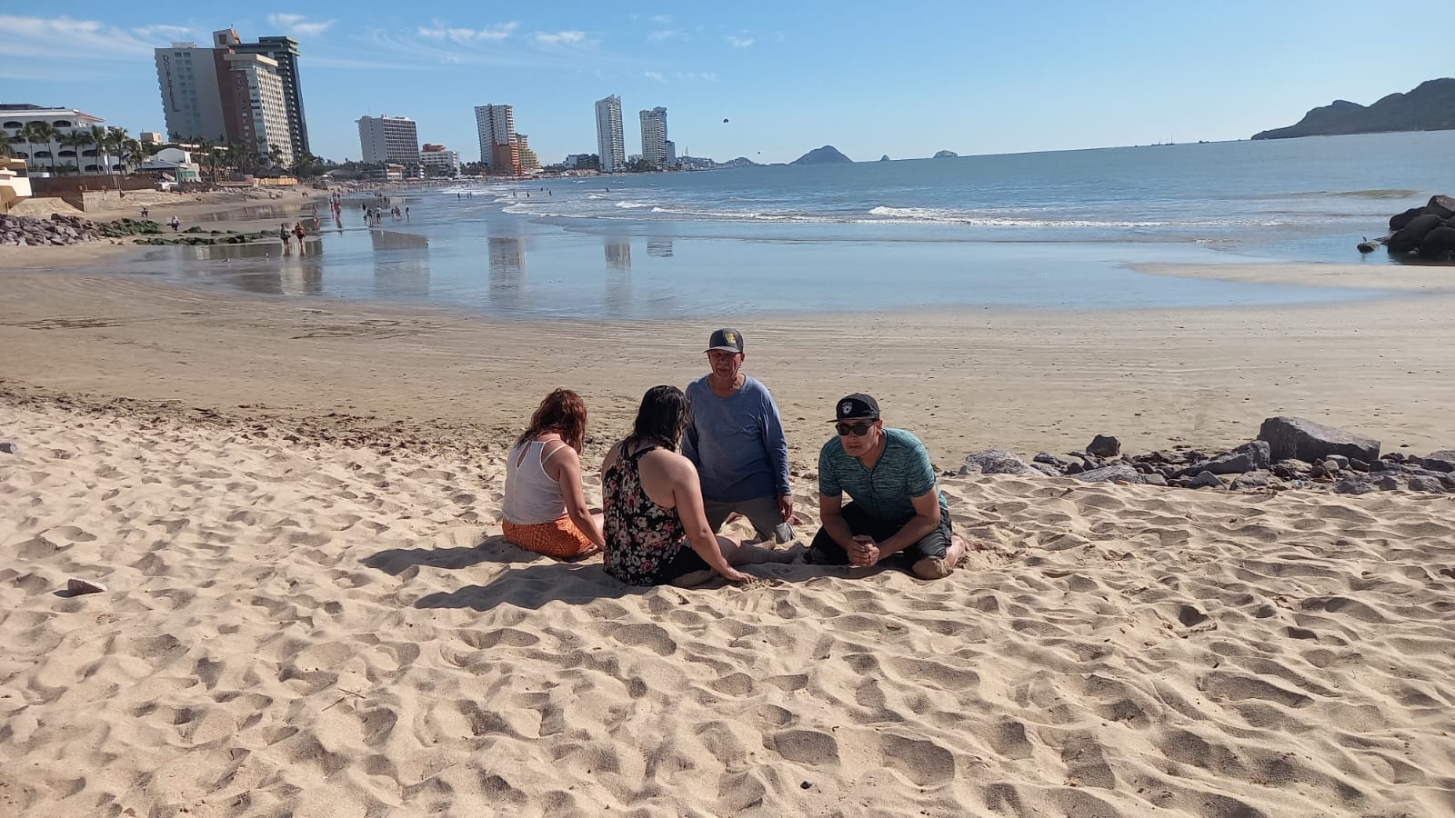 Pareja de Chihuahua es rescatada del mar por salvavidas en Mazatlán