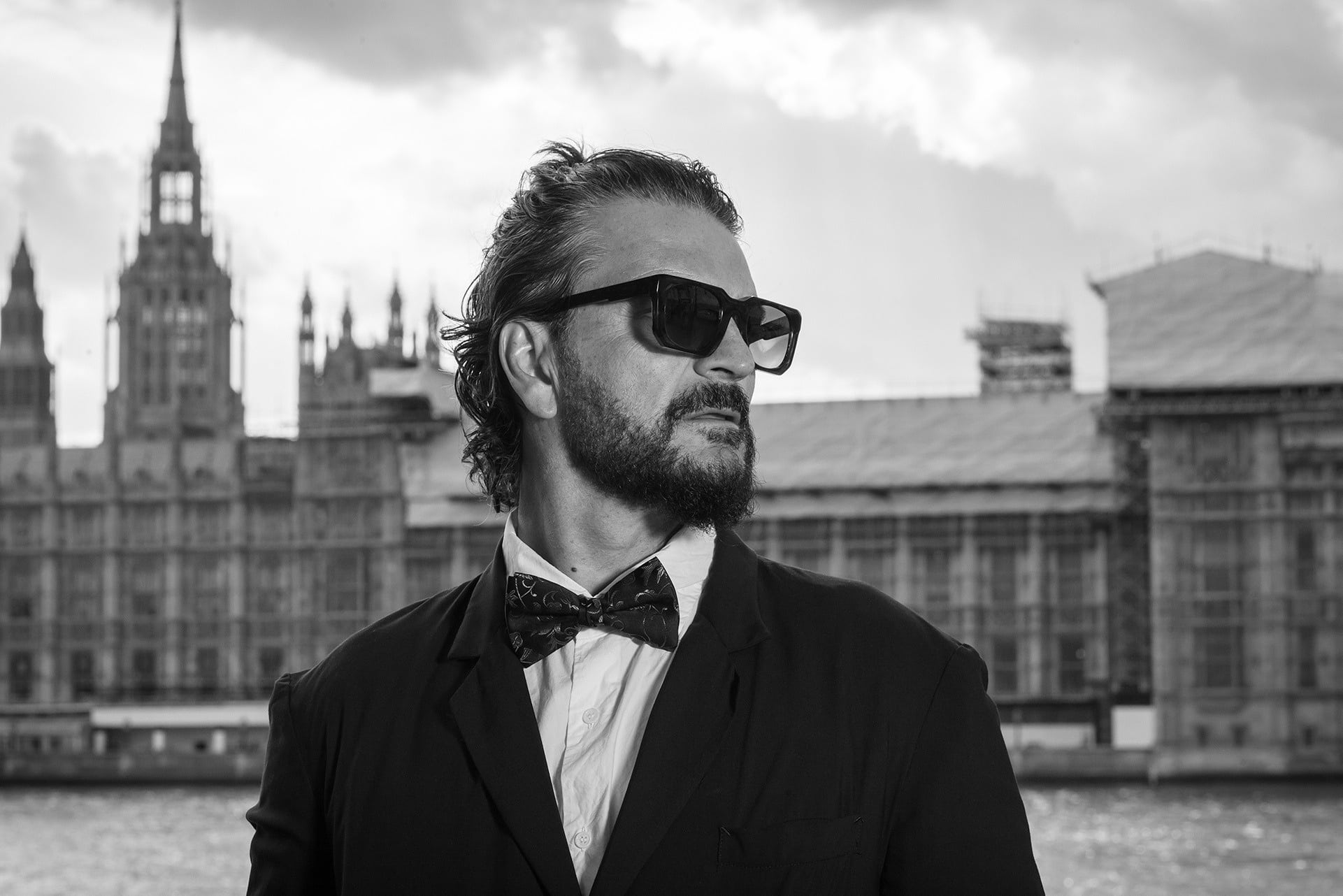 Artista en foto blanco y negro