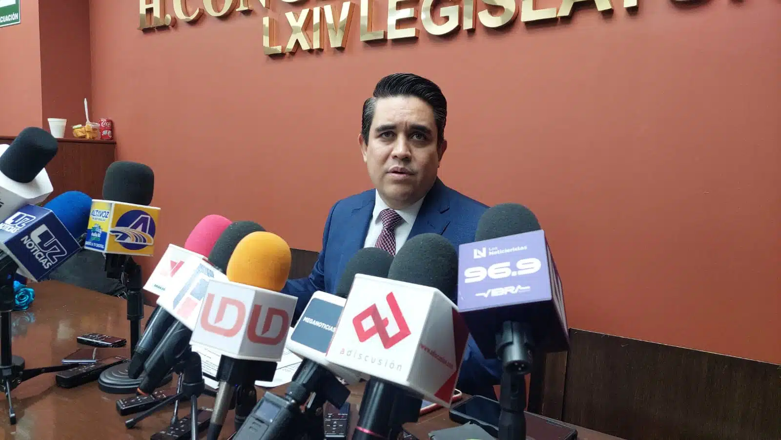 Ricardo Madrid Pérez, diputado presidente de la Mesa Directiva del poder Legislativo, durante conferencia con la prensa