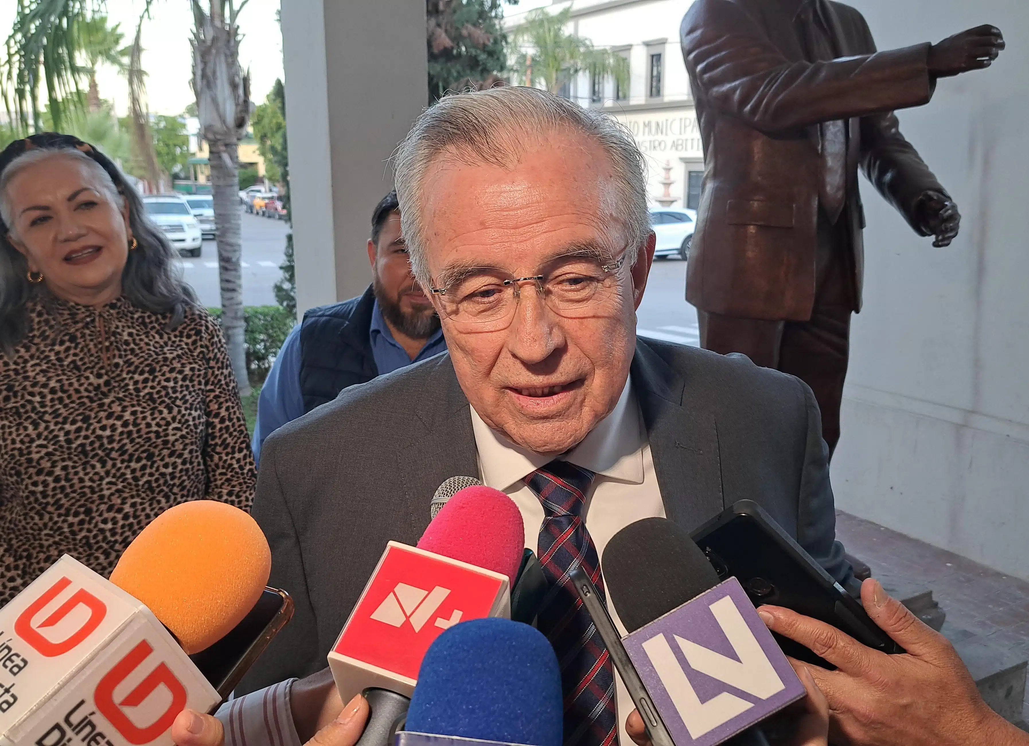 Rubén Rocha Moya fue entrevistado previo al segundo informe de labores del alcalde López Elenes.