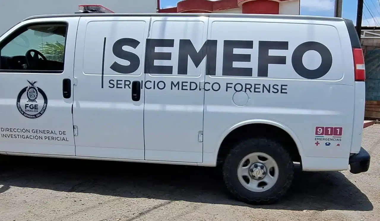 Camioneta de Semefo