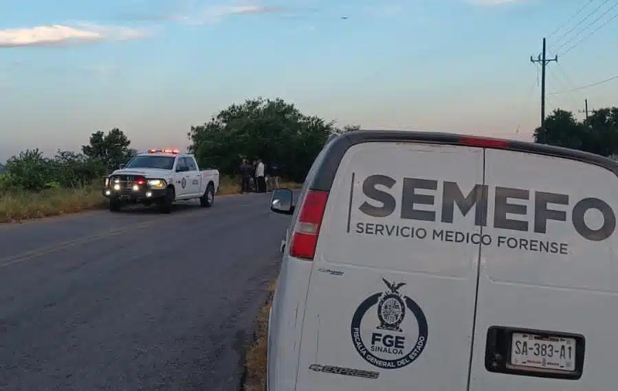 Camioneta de la SEMEFO en Culiacán