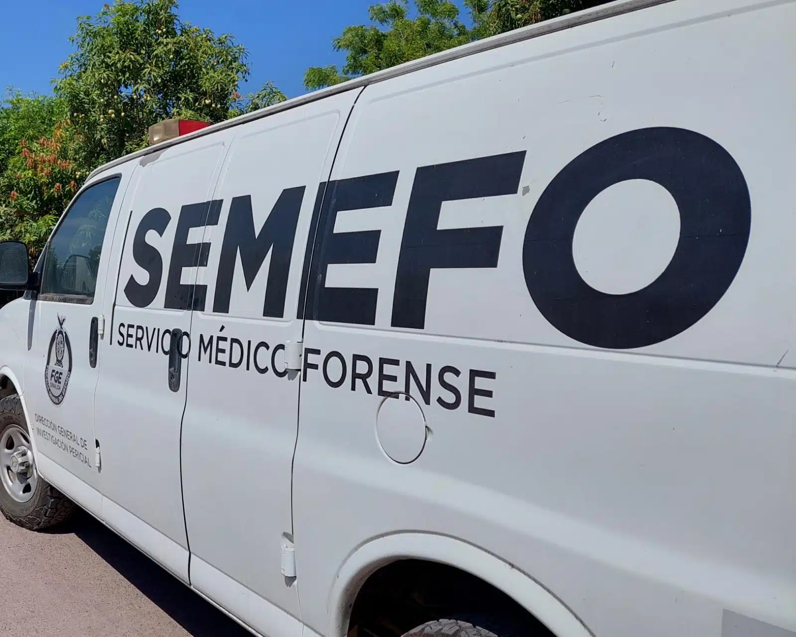 Camioneta de SEMEFO en Ahome
