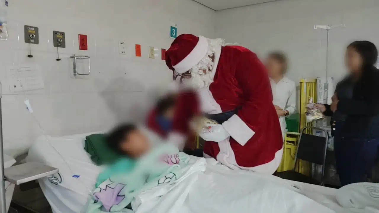 Santa visita a niños en hospital