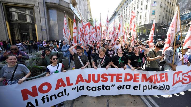Se manifiestan en Buenos Aires contra ajustes económicos de Milei