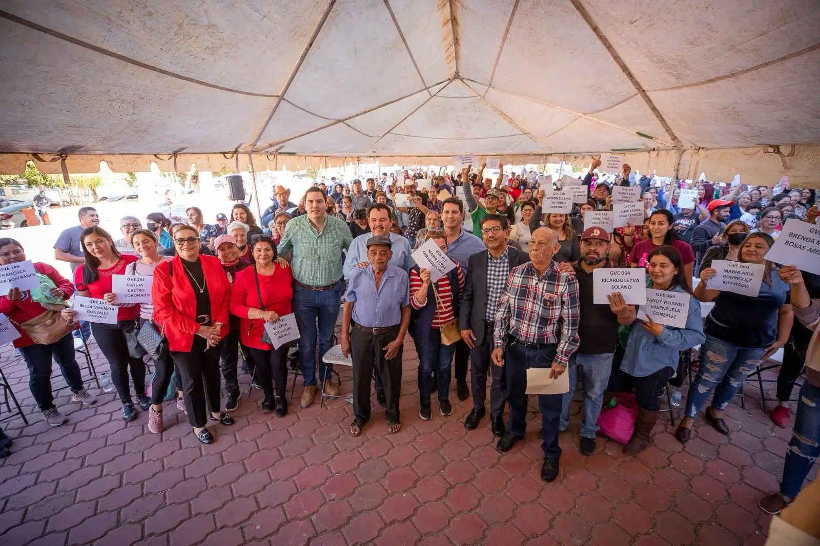 Secretaría de Economía entrega apoyos a tianguistas en Guasave