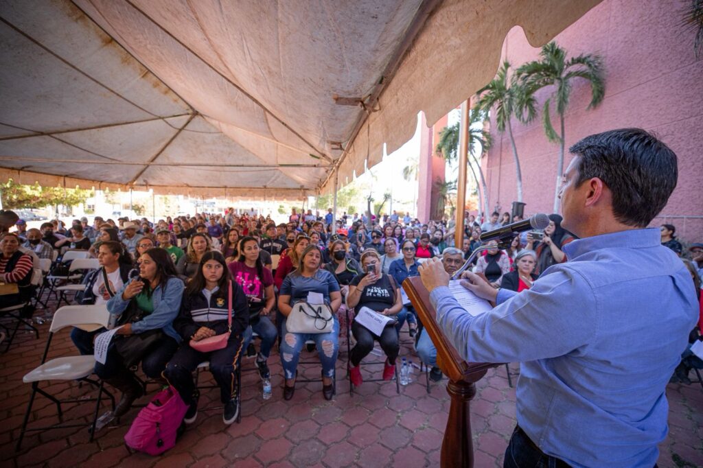 Secretaría de Economía entrega apoyos a tianguistas en Guasave