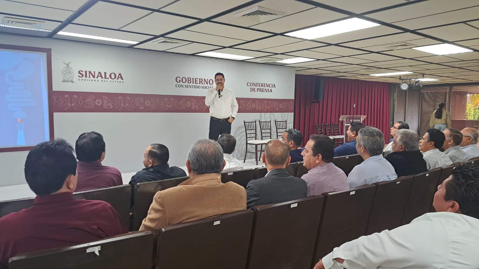 Secretario de Salud del Gobierno de Sinaloa, Cuitláhuac González Galindo en conferencia.