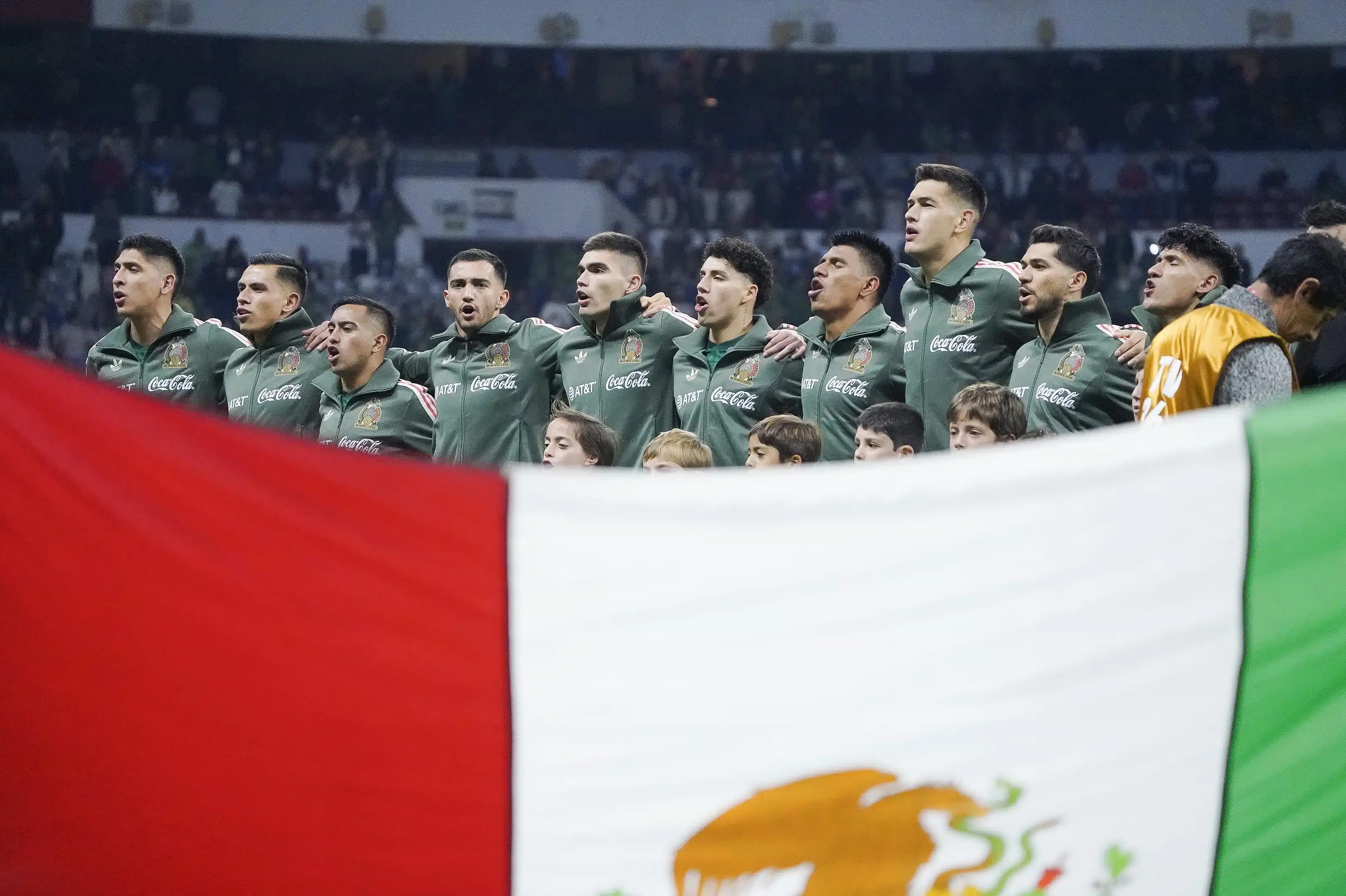 Selección Mexicana de futbol con la bandera de México