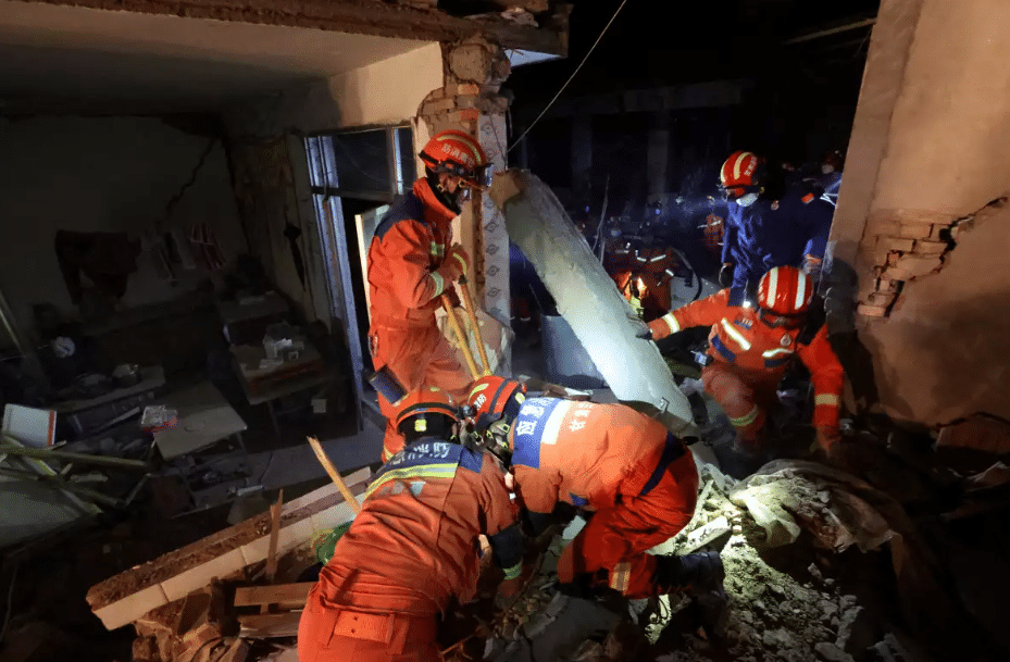 Sismo de 6.2 grados deja 127 muertos en China