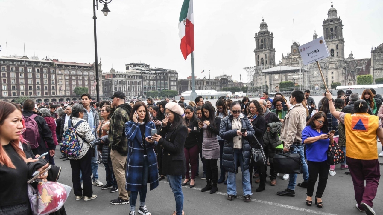 Personas en el zocalo por sismo