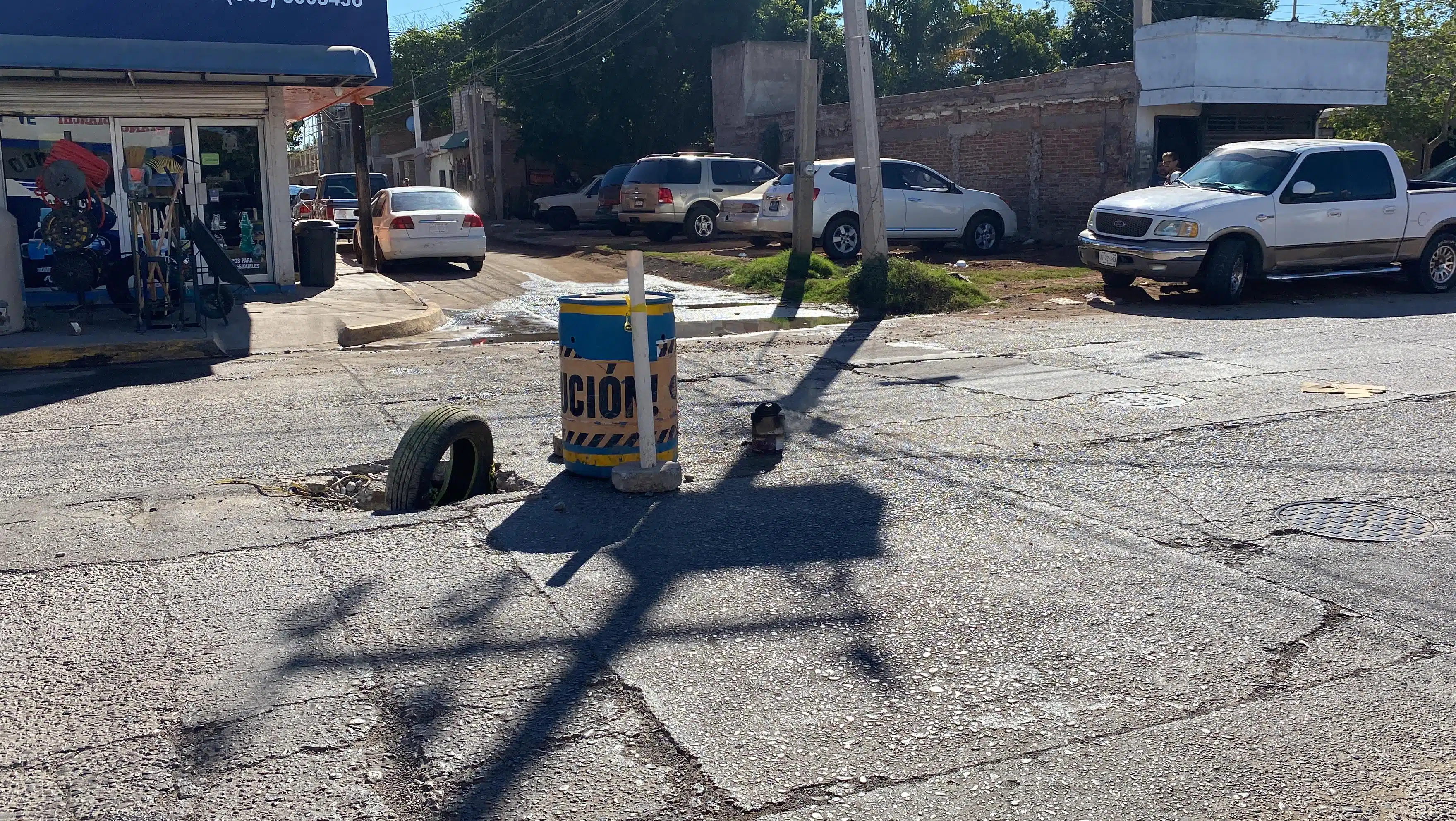 socavón sobre la calle Belisario Domínguez y callejón Narciso Mendoza del sector centro